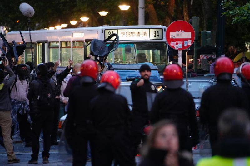 El Boulevard de San Sebastián ha sido escenario de una recreación de la violencia en los 90 en la ciudad, dentro del rodaje de la serie 'Patria'.