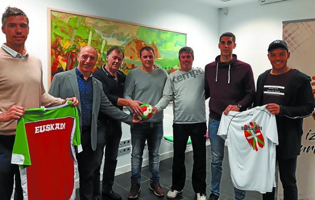 Presentación. Mikel Aguirrezabalaga, Jesus Arana, Esteban Collantes, Hugo Xabier Sánchez, Aitor Urbitarte, Julen de Carlos y Ander Torriko en la presentación del partido realizada ayer. 