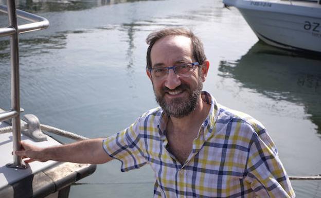 El investigador de AZTI Ángel Borja, en el puerto de Pasaia.