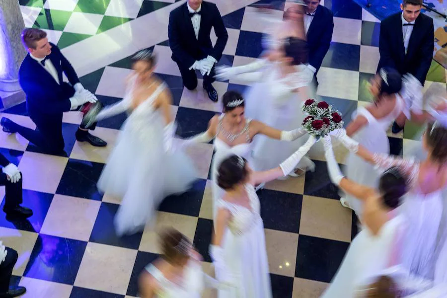 Parejas bailan en la primera edición de la Gala del baile vienés este jueves en el Hotel Ritz-Carlton de la Paix en Ginebra (Suiza). El primer evento de esta clase se realizó en el Palacio de las Naciones para los integrantes de la comunidad diplomática en 1937.