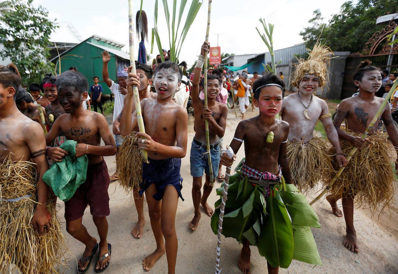 Los manifestantes desfilan durante el festival anual «Pring Ka-Ek» o «casa del espíritu» para orar por la fortuna y la lluvia en las afueras de Phnom Penh