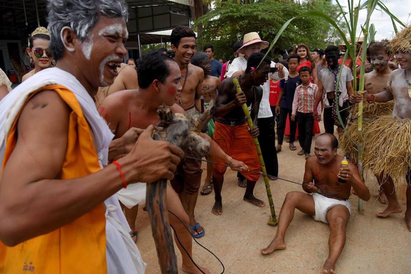 Los manifestantes desfilan durante el festival anual «Pring Ka-Ek» o «casa del espíritu» para orar por la fortuna y la lluvia en las afueras de Phnom Penh