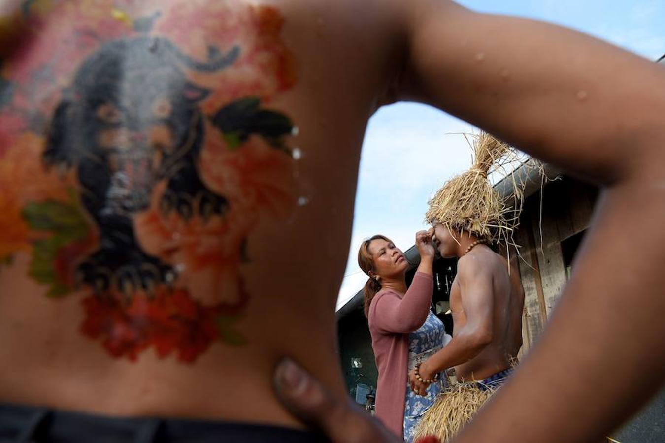 Los manifestantes desfilan durante el festival anual «Pring Ka-Ek» o «casa del espíritu» para orar por la fortuna y la lluvia en las afueras de Phnom Penh