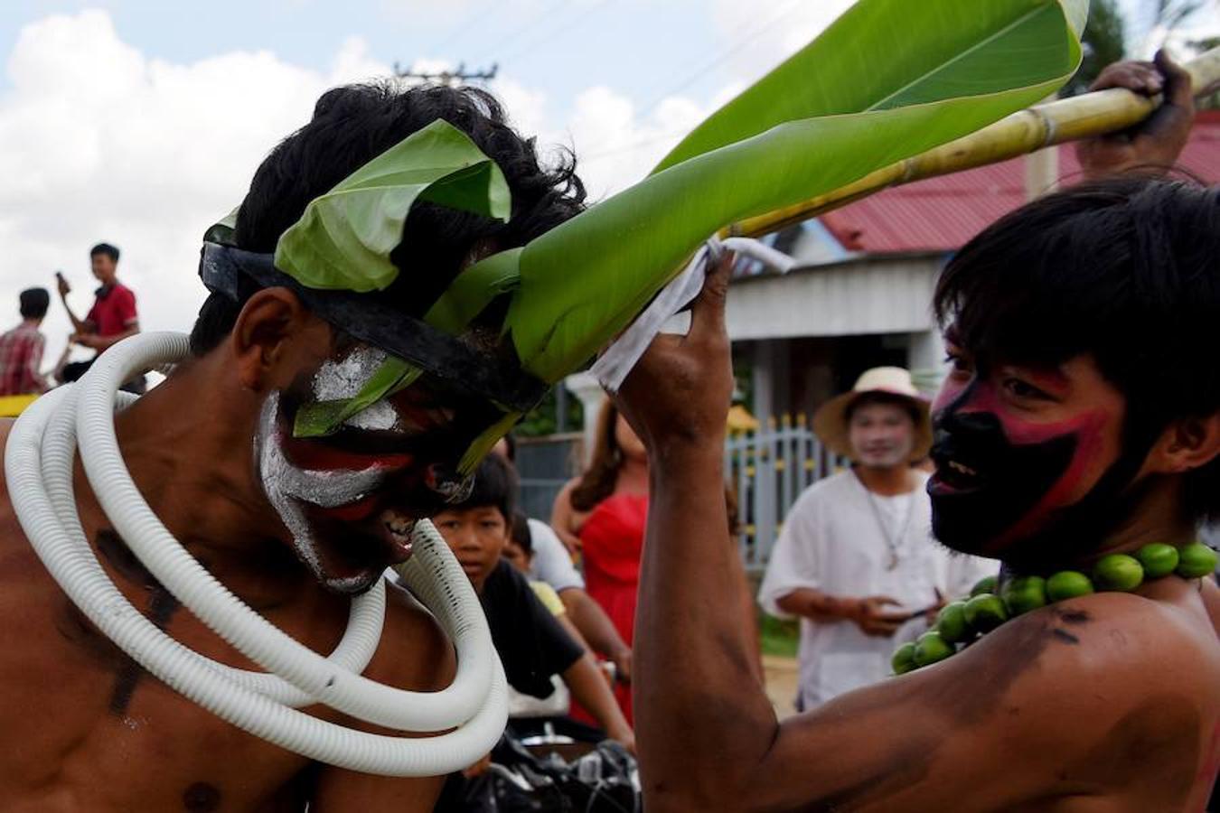 Los manifestantes desfilan durante el festival anual «Pring Ka-Ek» o «casa del espíritu» para orar por la fortuna y la lluvia en las afueras de Phnom Penh