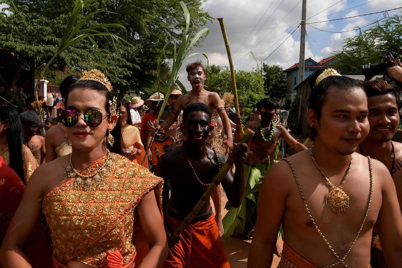 Los manifestantes desfilan durante el festival anual «Pring Ka-Ek» o «casa del espíritu» para orar por la fortuna y la lluvia en las afueras de Phnom Penh