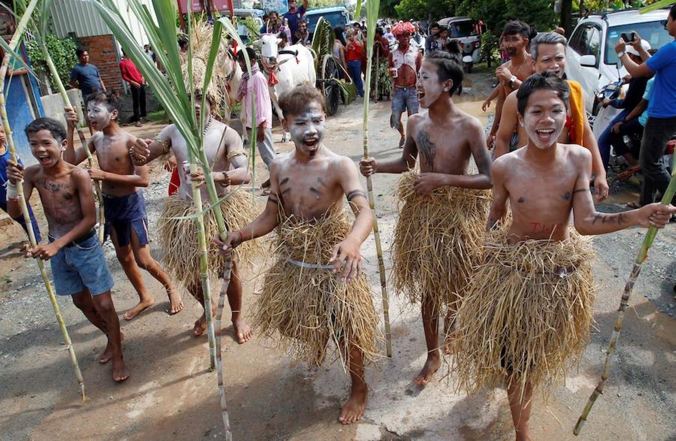 Los manifestantes desfilan durante el festival anual «Pring Ka-Ek» o «casa del espíritu» para orar por la fortuna y la lluvia en las afueras de Phnom Penh