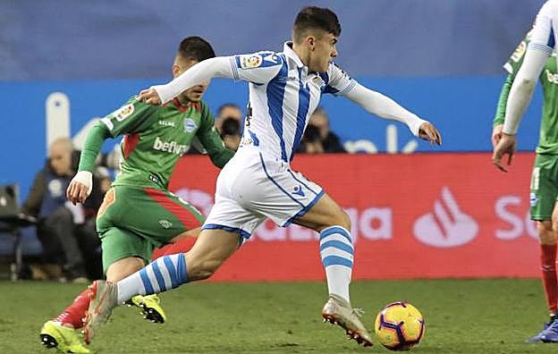 Ander Barrenetxea se va por velocidad en el partido contra el Alavés disputado en Anoeta, el día de su debut.