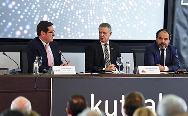 Antonio Garamendi (CEOE), Iñigo Urkullu y Pascual Gómez (SEA), ayer durante la asamblea anual de la asociación empresarial alavesa.