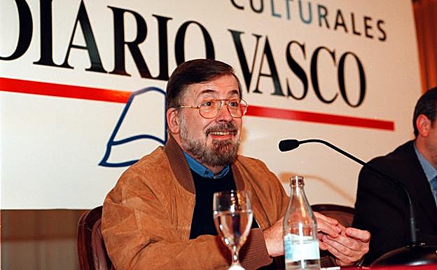 Chicho Ibáñez Serrador en la conferencia de 1998 en el Aula de Cultura de El Diario Vasco.