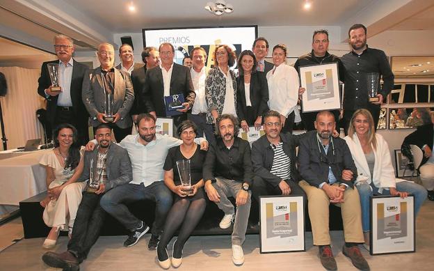 Los premiados en la gala celebrada en el Tenis Ondarreta posan tras la misma con los trofeos y diplomas.