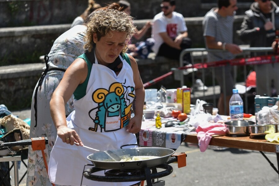  La agenda del sábado ha arrancado, a las 11.00 horas, con el campeonato de toka y bote en la plaza Txirrita. La tamborrada infantil ha recorrido las principales calles del barrio acompañada por la txaranga Arraiketai. A esa misma hora, ha comenzado el IX Concurso de paellas en el patio del colegio cuyo jurado estará compuesto por miembros del restaurante Arzak.