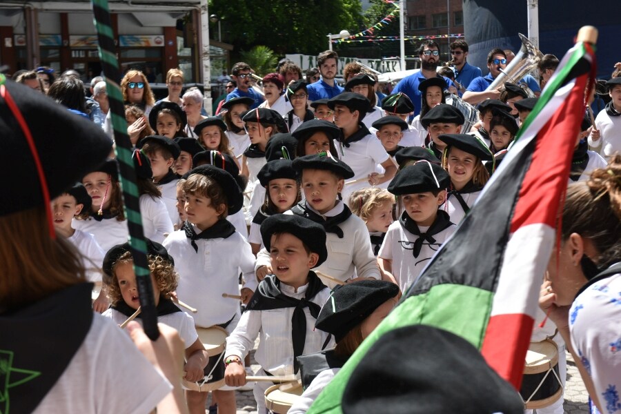  La agenda del sábado ha arrancado, a las 11.00 horas, con el campeonato de toka y bote en la plaza Txirrita. La tamborrada infantil ha recorrido las principales calles del barrio acompañada por la txaranga Arraiketai. A esa misma hora, ha comenzado el IX Concurso de paellas en el patio del colegio cuyo jurado estará compuesto por miembros del restaurante Arzak.