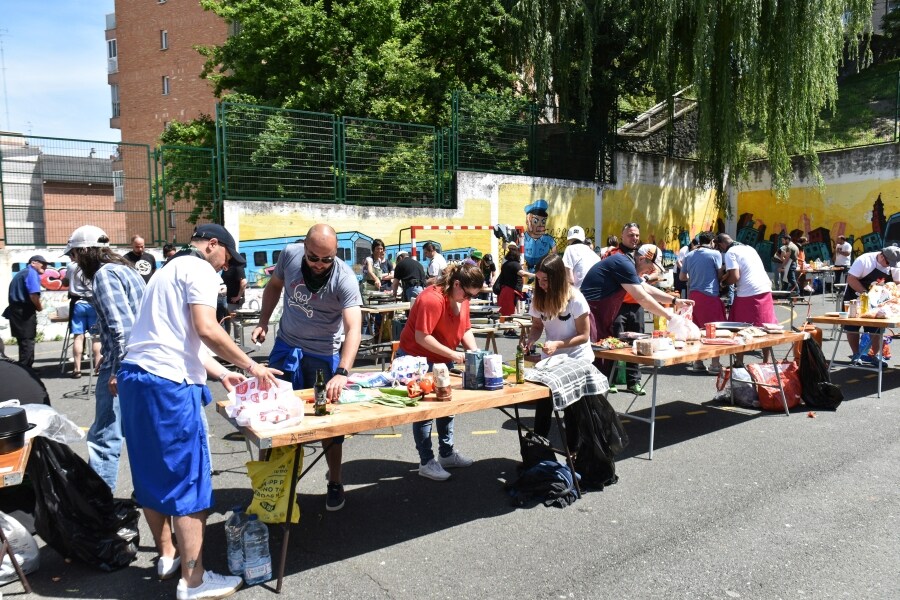  La agenda del sábado ha arrancado, a las 11.00 horas, con el campeonato de toka y bote en la plaza Txirrita. La tamborrada infantil ha recorrido las principales calles del barrio acompañada por la txaranga Arraiketai. A esa misma hora, ha comenzado el IX Concurso de paellas en el patio del colegio cuyo jurado estará compuesto por miembros del restaurante Arzak.