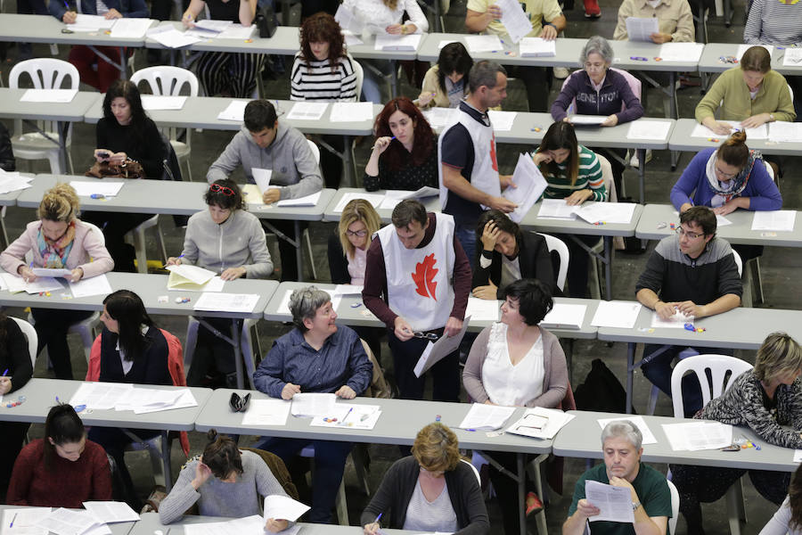 Miles de personas se presentan en la OPE de de personal administrativo de la Diputación de Bizkaia.