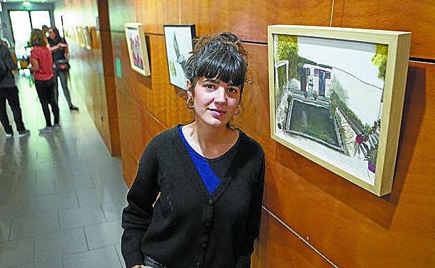 Sandra Garayoa, ante una de las obras que expone desde hoy en Martindozenea. 