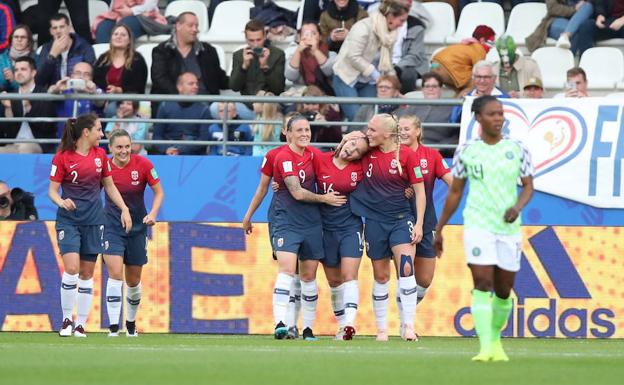 Las jugadoras de Noruega celerban el segundo gol. 