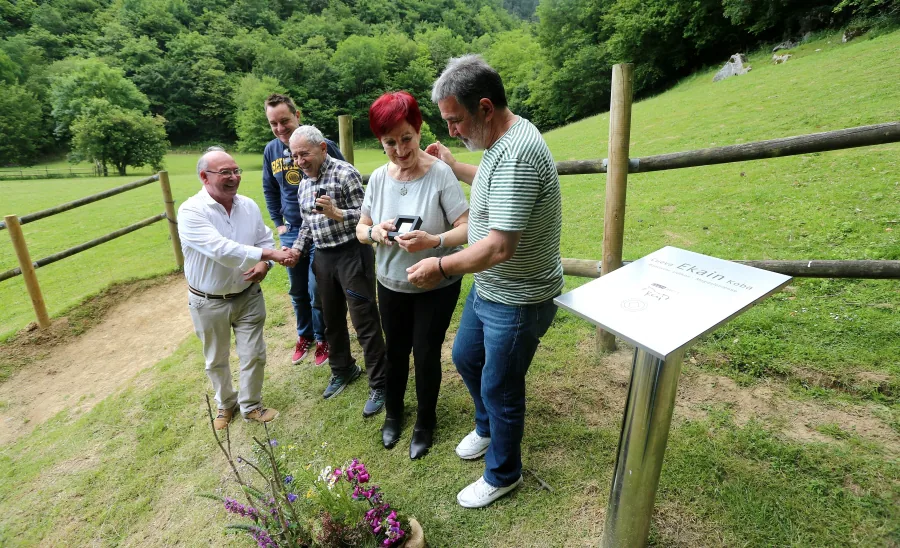 Ekainberri ha vivido una de sus jornadas más especiales del año. Ekainfest transformó el valle de Sastarrain en un gran campamento de la Prehistoria, donde los asistentes, en su mayoría público familiar, pudieron ver cómo hacían fuego nuestros antepasados de hace 14.000 años, cómo vestían o cómo cazaban.