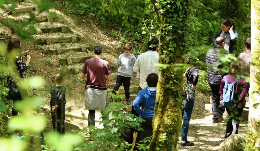 Ekainberri ha vivido una de sus jornadas más especiales del año. Ekainfest transformó el valle de Sastarrain en un gran campamento de la Prehistoria, donde los asistentes, en su mayoría público familiar, pudieron ver cómo hacían fuego nuestros antepasados de hace 14.000 años, cómo vestían o cómo cazaban.