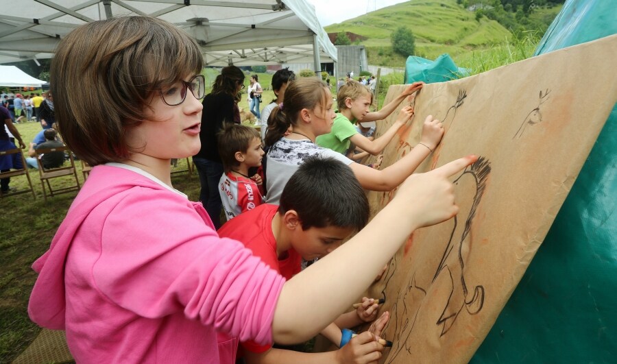 Ekainberri ha vivido una de sus jornadas más especiales del año. Ekainfest transformó el valle de Sastarrain en un gran campamento de la Prehistoria, donde los asistentes, en su mayoría público familiar, pudieron ver cómo hacían fuego nuestros antepasados de hace 14.000 años, cómo vestían o cómo cazaban.