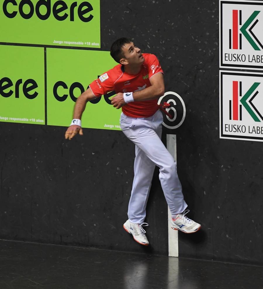 El de Arama se ha impuesto en una disputada final del Manomanista. Urrutikoetxea le ha plantado cara, pero el vizcaíno no ha podido con la fuerza del pelotari guipuzcoano.