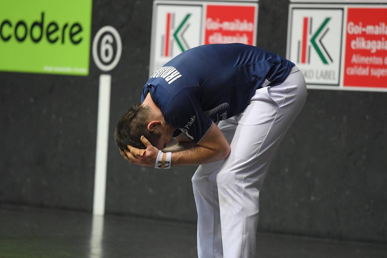 El de Arama se ha impuesto en una disputada final del Manomanista. Urrutikoetxea le ha plantado cara, pero el vizcaíno no ha podido con la fuerza del pelotari guipuzcoano.