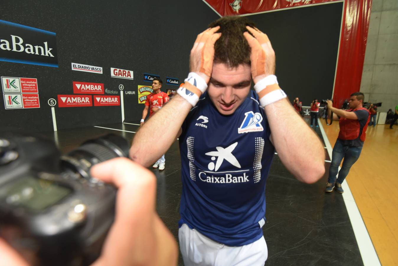 El de Arama se ha impuesto en una disputada final del Manomanista. Urrutikoetxea le ha plantado cara, pero el vizcaíno no ha podido con la fuerza del pelotari guipuzcoano.