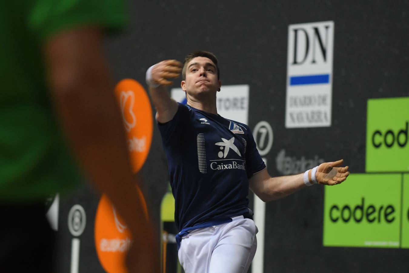 El de Arama se ha impuesto en una disputada final del Manomanista. Urrutikoetxea le ha plantado cara, pero el vizcaíno no ha podido con la fuerza del pelotari guipuzcoano.