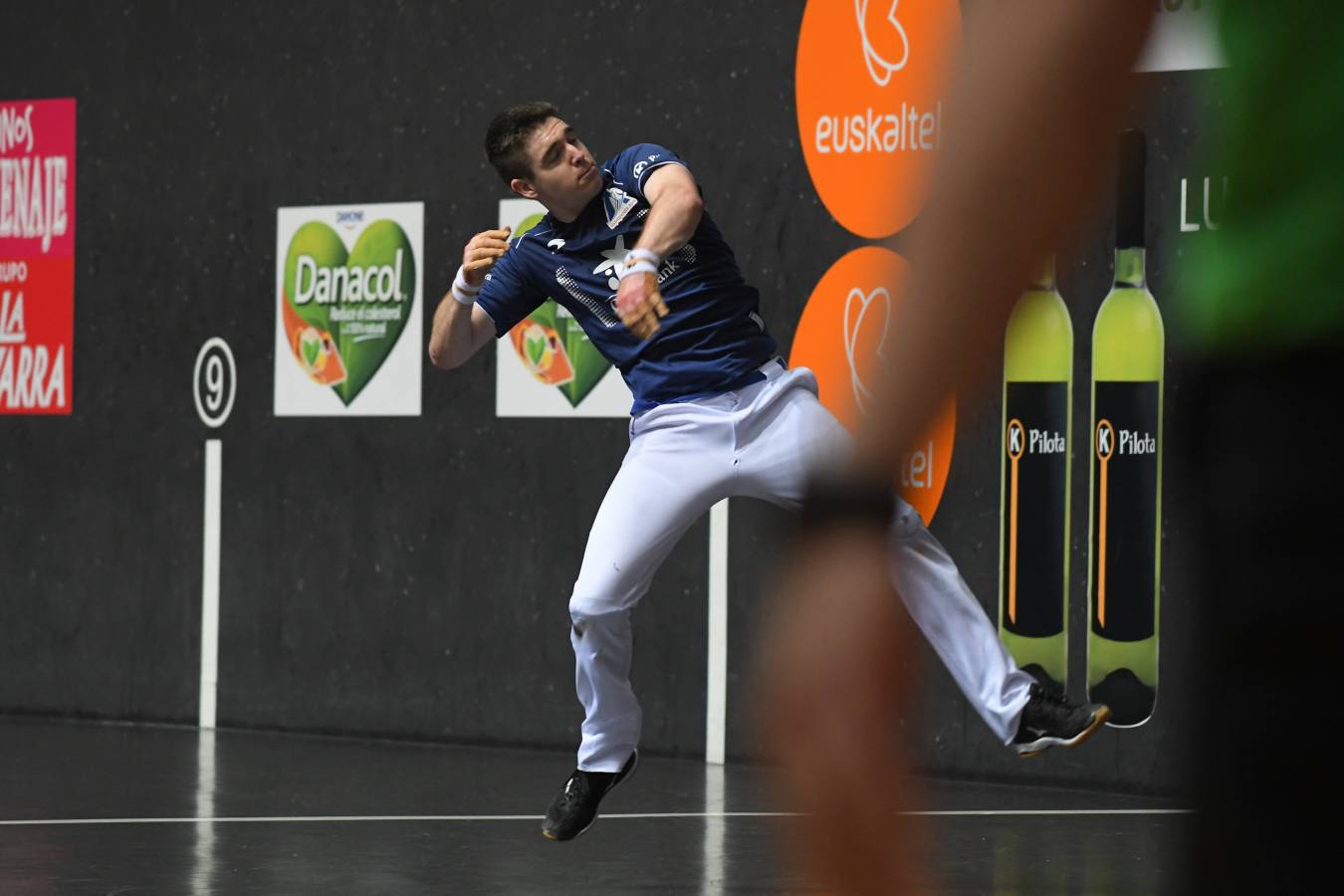 El de Arama se ha impuesto en una disputada final del Manomanista. Urrutikoetxea le ha plantado cara, pero el vizcaíno no ha podido con la fuerza del pelotari guipuzcoano.