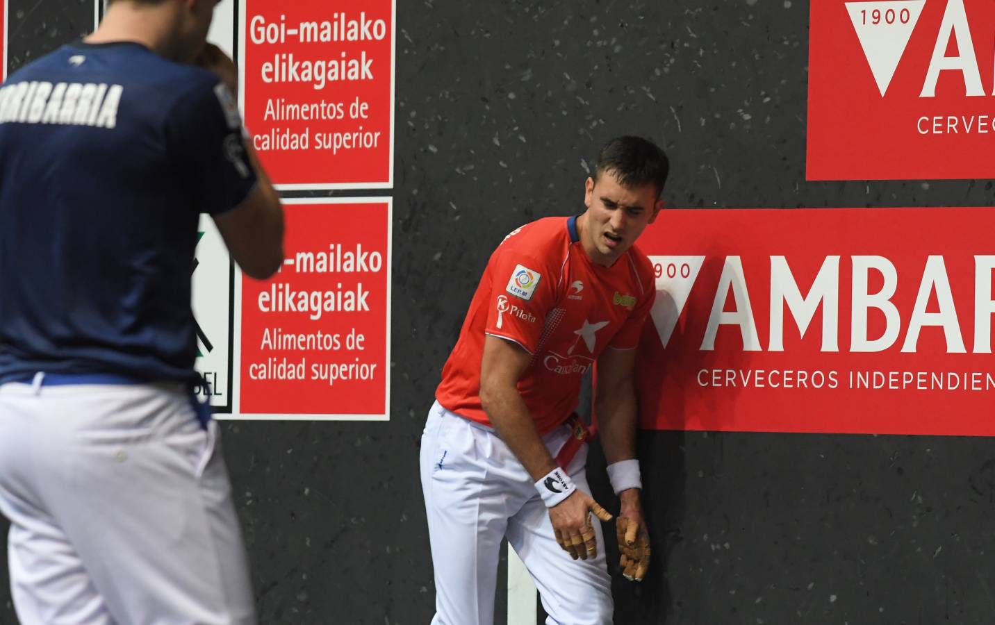 El de Arama se ha impuesto en una disputada final del Manomanista. Urrutikoetxea le ha plantado cara, pero el vizcaíno no ha podido con la fuerza del pelotari guipuzcoano.