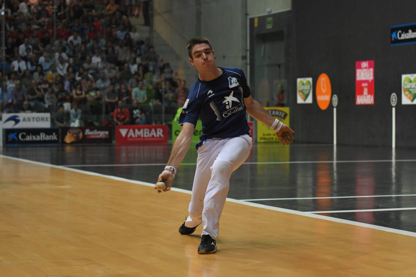 El de Arama se ha impuesto en una disputada final del Manomanista. Urrutikoetxea le ha plantado cara, pero el vizcaíno no ha podido con la fuerza del pelotari guipuzcoano.