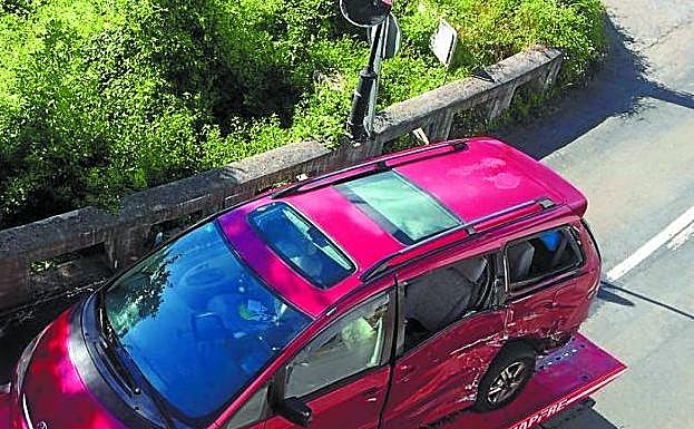 El monovolumen sufrió daños en la parte trasera izquierda tras el impacto con la moto.