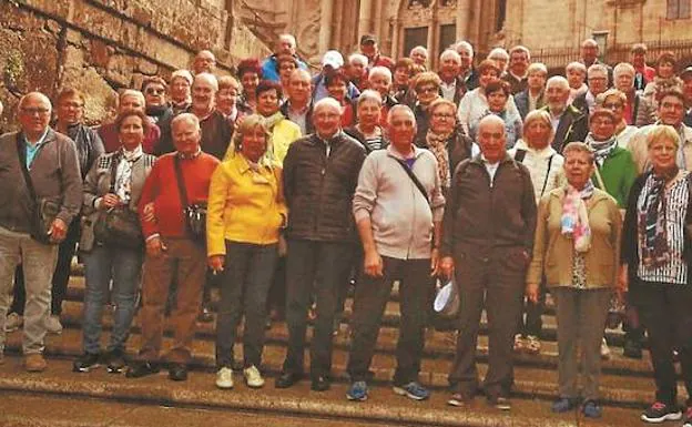 Los socios del club Santa Cruz, en la ciudad de Santiago, durante sus vacaciones por tierras gallegas. 