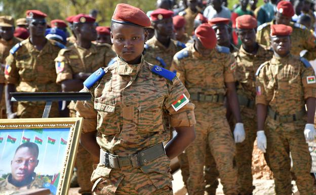 Soldados de Burkina Faso, en el funeral de compañeros muertos en un ataque yihadista.
