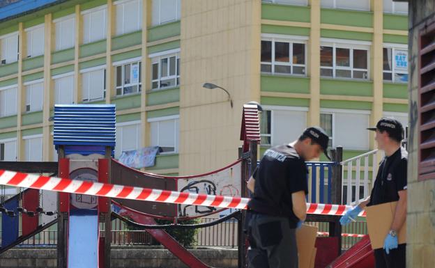 Agentes de la Ertzaintza, en el parque de Arrasate donde se produjo el ataque.