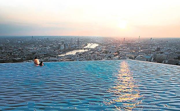 La azotea es una pileta transparente a 220 metros del asfalto. 