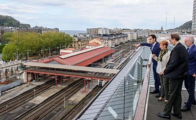 Los responsables del Gobierno Vasco junto a la estación de Atotxa que recibirá al TAV. 