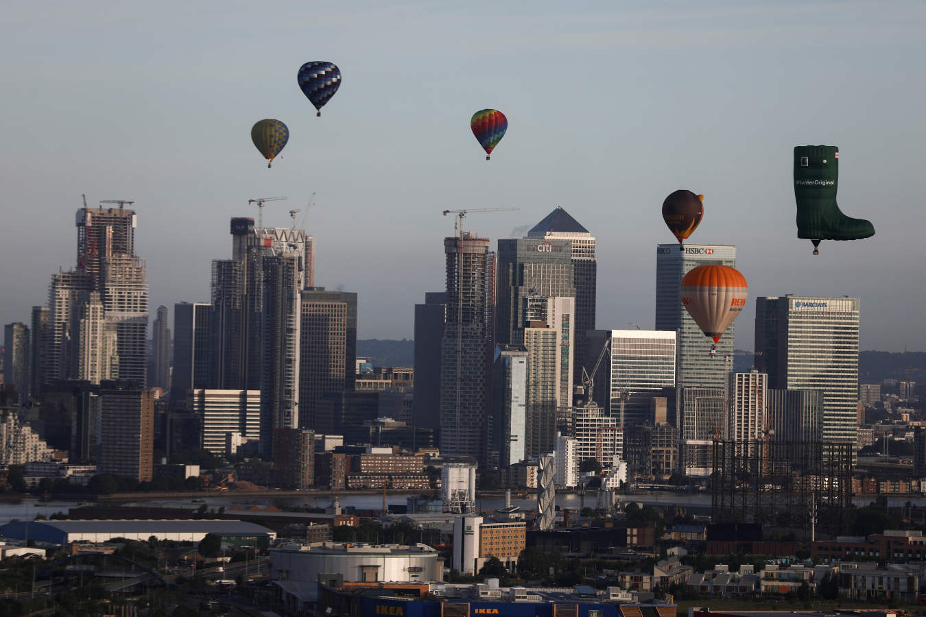 Un grupo de globos aerostáticos sobrevuela la ciudad de Londres durante la competición Lord Mayor's Hot Air Balloon Regatta.