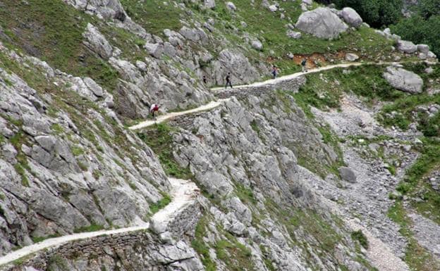 La Pasá del Picayo tiene unos desniveles de hasta 700 metros. La ruta del Cares, una de las más transitadas pero con gran peligro por la caída de piedras