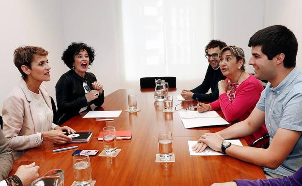 María Chivite, a la izquierda, se reúne con representantes de Izquierda-Ezkerra el pasado viernes.
