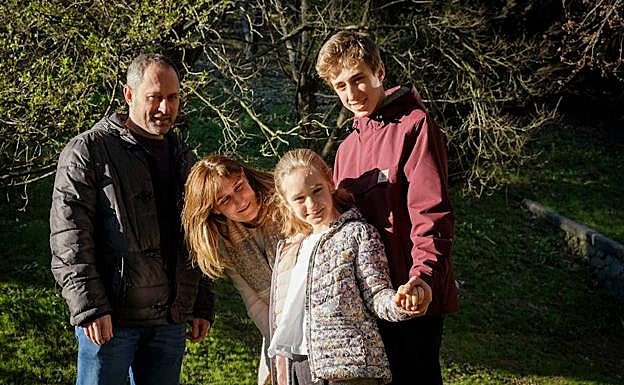 Uxue, la niña de Usurbil que padece Síndrome de Phelan-McDermid, con sus padres