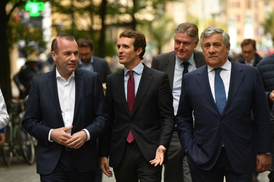 Casado, junto a Alonso, Weber y Tajani, ha realizado una ofrenda floral junto al monolito que recuerdas a las víctimas de ETA y realizado un minuto de silencio que solo se ha roto con el aplauso de decenas de personas que han acercado hasta Alderdi Eder
