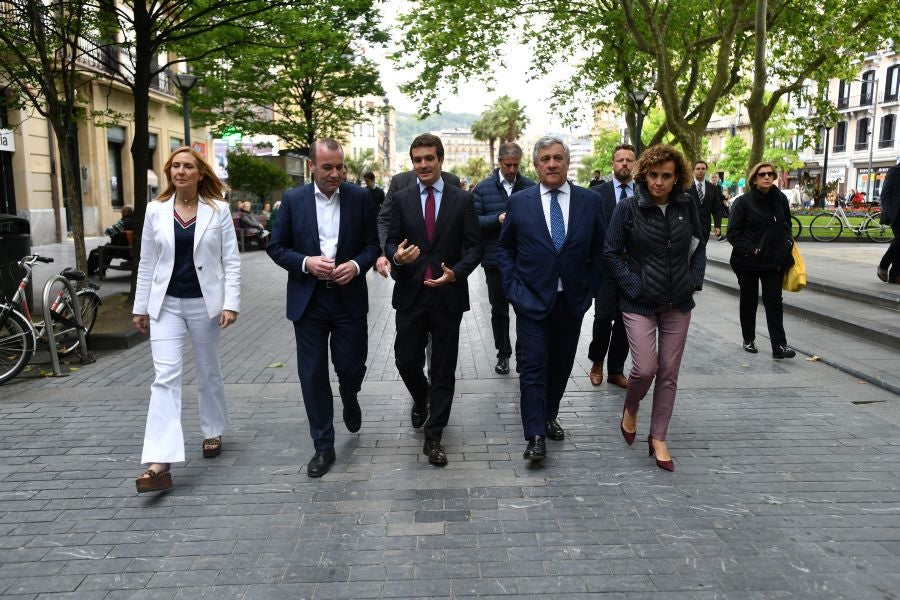 Casado, junto a Alonso, Weber y Tajani, ha realizado una ofrenda floral junto al monolito que recuerdas a las víctimas de ETA y realizado un minuto de silencio que solo se ha roto con el aplauso de decenas de personas que han acercado hasta Alderdi Eder