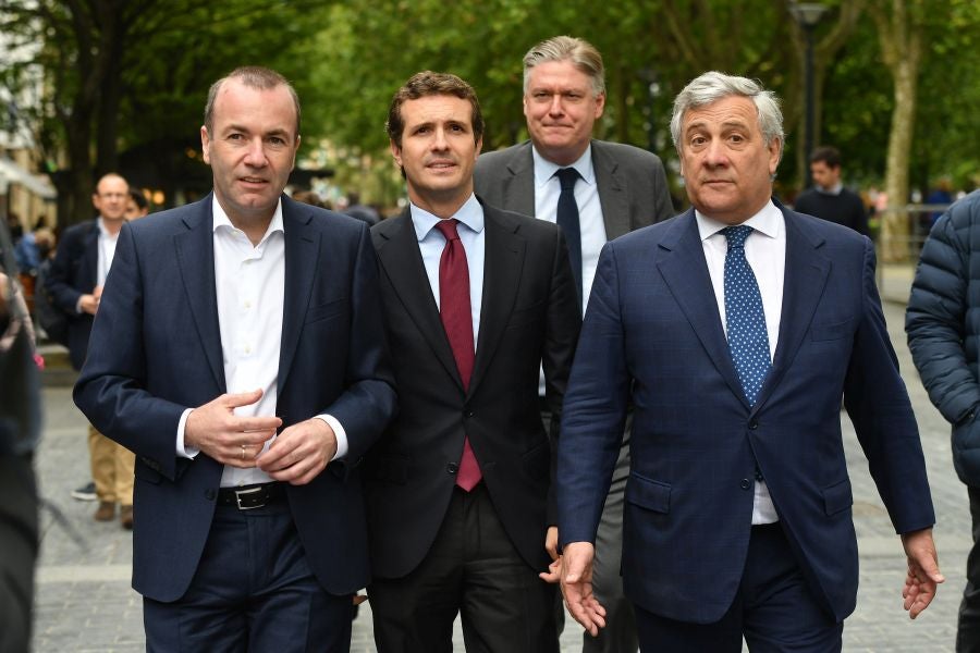 Casado, junto a Alonso, Weber y Tajani, ha realizado una ofrenda floral junto al monolito que recuerdas a las víctimas de ETA y realizado un minuto de silencio que solo se ha roto con el aplauso de decenas de personas que han acercado hasta Alderdi Eder
