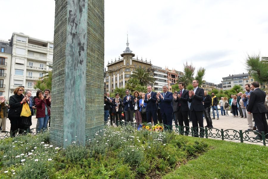 Casado, junto a Alonso, Weber y Tajani, ha realizado una ofrenda floral junto al monolito que recuerdas a las víctimas de ETA y realizado un minuto de silencio que solo se ha roto con el aplauso de decenas de personas que han acercado hasta Alderdi Eder