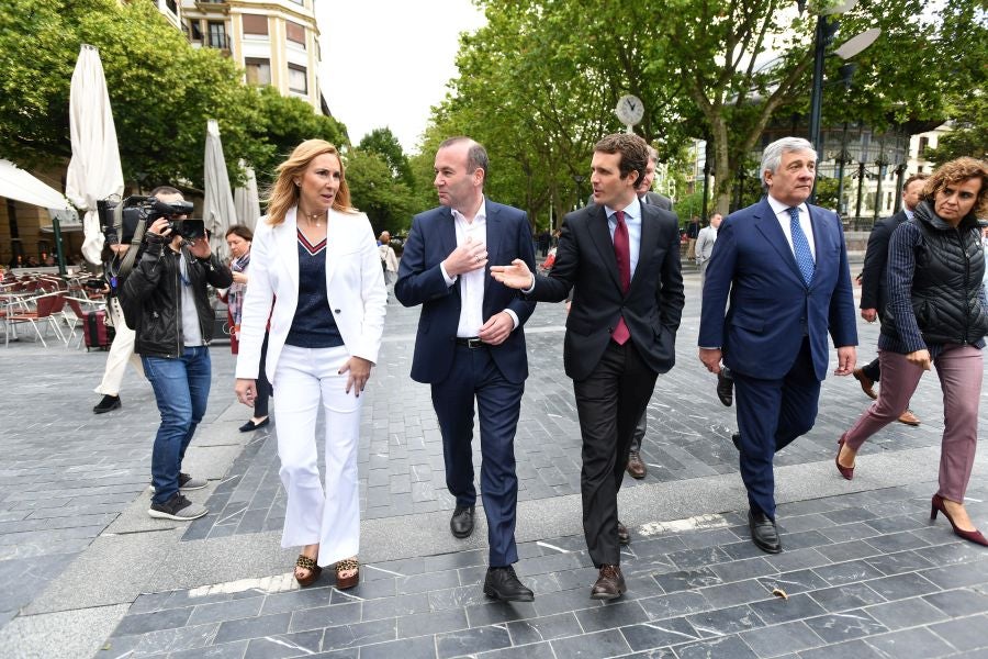 Casado, junto a Alonso, Weber y Tajani, ha realizado una ofrenda floral junto al monolito que recuerdas a las víctimas de ETA y realizado un minuto de silencio que solo se ha roto con el aplauso de decenas de personas que han acercado hasta Alderdi Eder