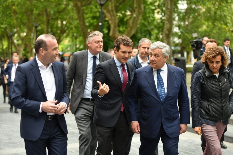 Casado, junto a Alonso, Weber y Tajani, ha realizado una ofrenda floral junto al monolito que recuerdas a las víctimas de ETA y realizado un minuto de silencio que solo se ha roto con el aplauso de decenas de personas que han acercado hasta Alderdi Eder