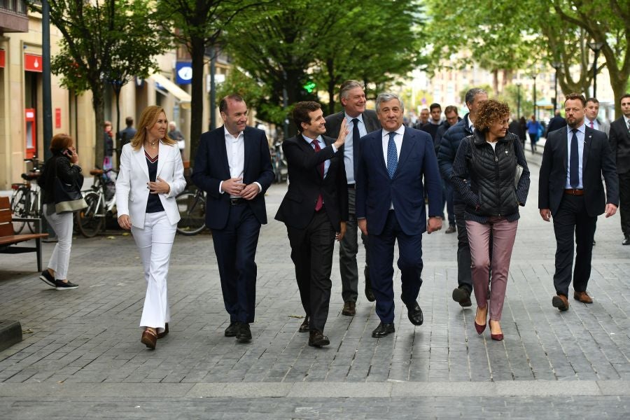 Casado, junto a Alonso, Weber y Tajani, ha realizado una ofrenda floral junto al monolito que recuerdas a las víctimas de ETA y realizado un minuto de silencio que solo se ha roto con el aplauso de decenas de personas que han acercado hasta Alderdi Eder