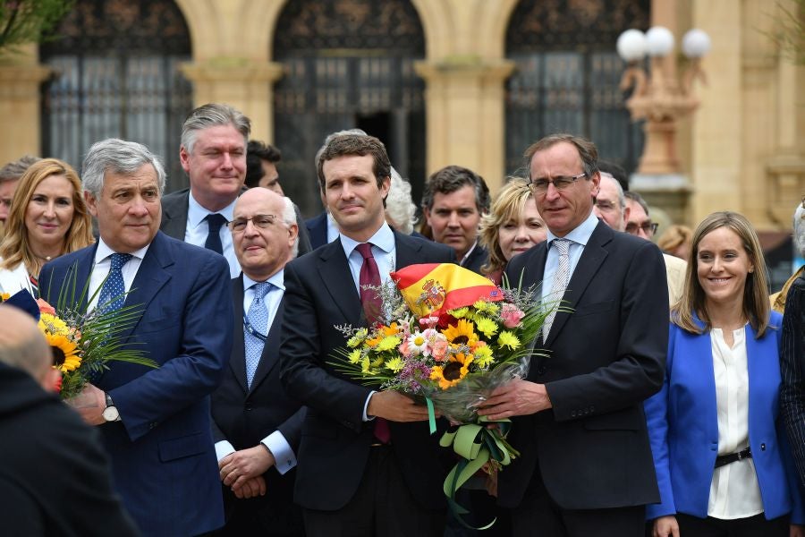 Casado, junto a Alonso, Weber y Tajani, ha realizado una ofrenda floral junto al monolito que recuerdas a las víctimas de ETA y realizado un minuto de silencio que solo se ha roto con el aplauso de decenas de personas que han acercado hasta Alderdi Eder