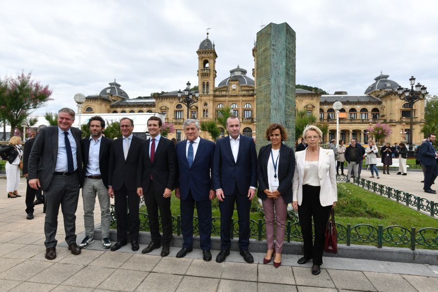 Casado, junto a Alonso, Weber y Tajani, ha realizado una ofrenda floral junto al monolito que recuerdas a las víctimas de ETA y realizado un minuto de silencio que solo se ha roto con el aplauso de decenas de personas que han acercado hasta Alderdi Eder