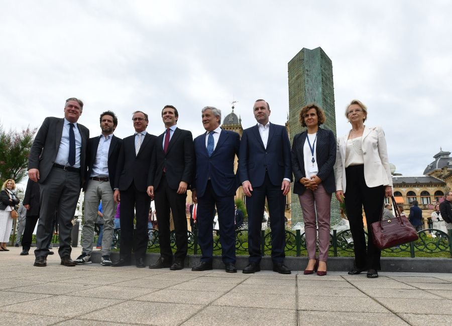 Casado, junto a Alonso, Weber y Tajani, ha realizado una ofrenda floral junto al monolito que recuerdas a las víctimas de ETA y realizado un minuto de silencio que solo se ha roto con el aplauso de decenas de personas que han acercado hasta Alderdi Eder
